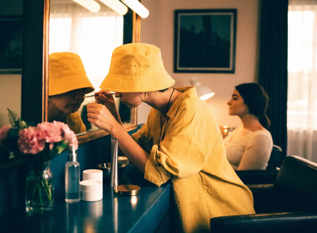 A Pura Vida aesthetician shaping and tinting a guest’s eyebrows in a calm treatment room at the Day Spa in Fleming Island, FL