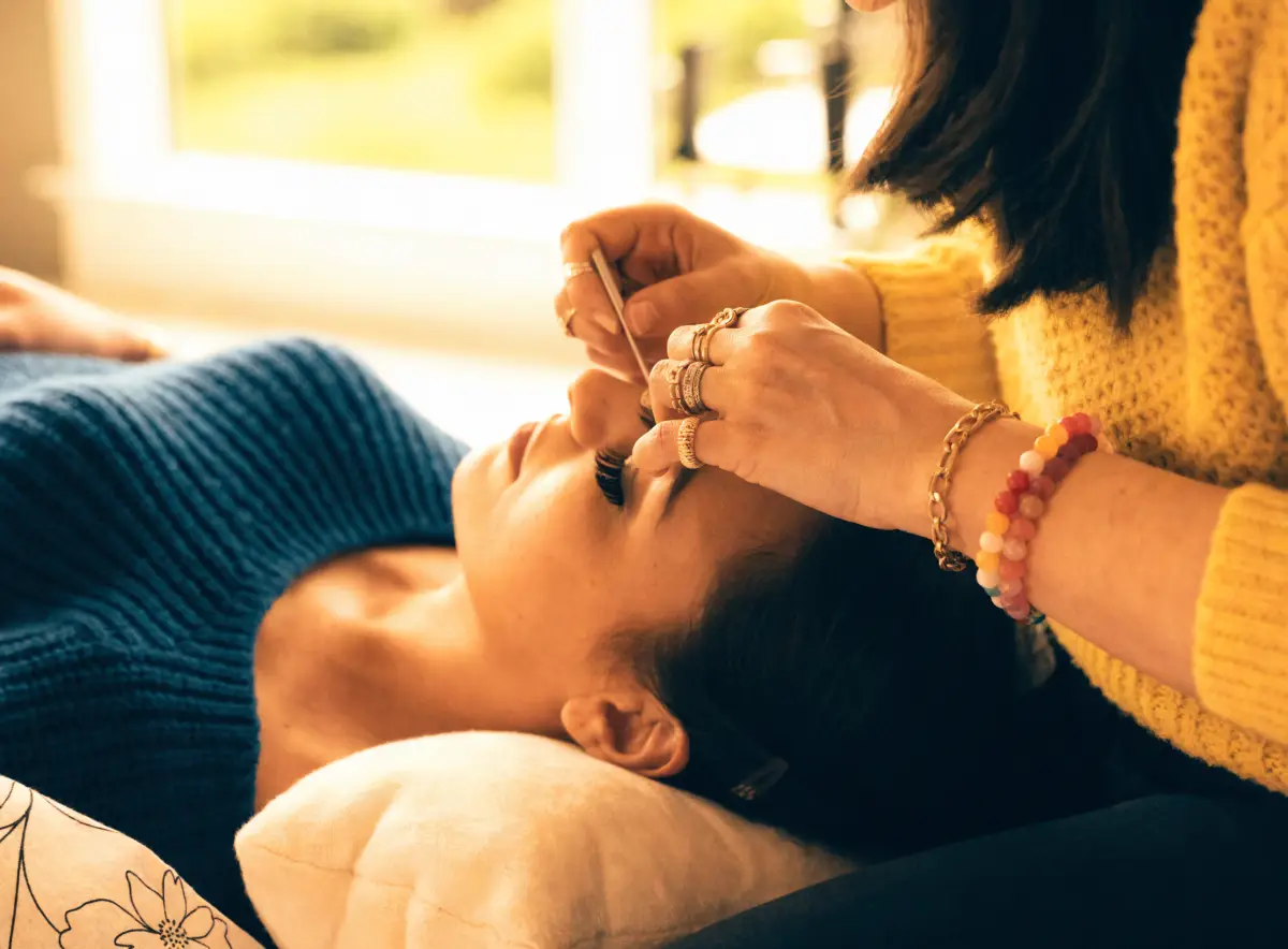 A guest with natural, low-maintenance lash extensions at the Pura Vida Day Spa in Fleming Island, FL