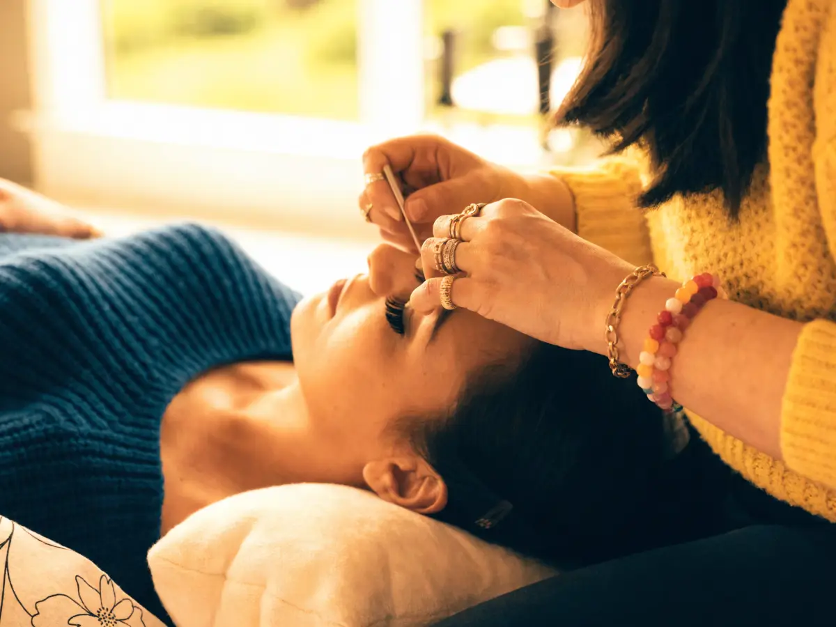 A guest with natural, low-maintenance lash extensions at the Pura Vida Day Spa in Fleming Island, FL